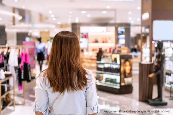 デパートで買い物をする女性