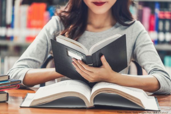 学生・大学生・勉強・図書館