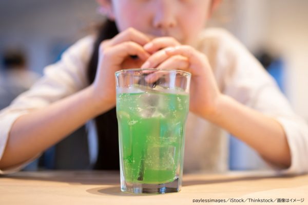 ジュースを飲む子供