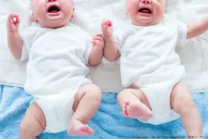 2023年から2024年をまたぎ誕生した双子　「非常に稀な現象」と専門家