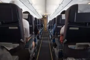 搭乗客が大量の鼻血と吐血により飛行機内で死亡　「誰もが恐怖で悲鳴を…」と同乗者
