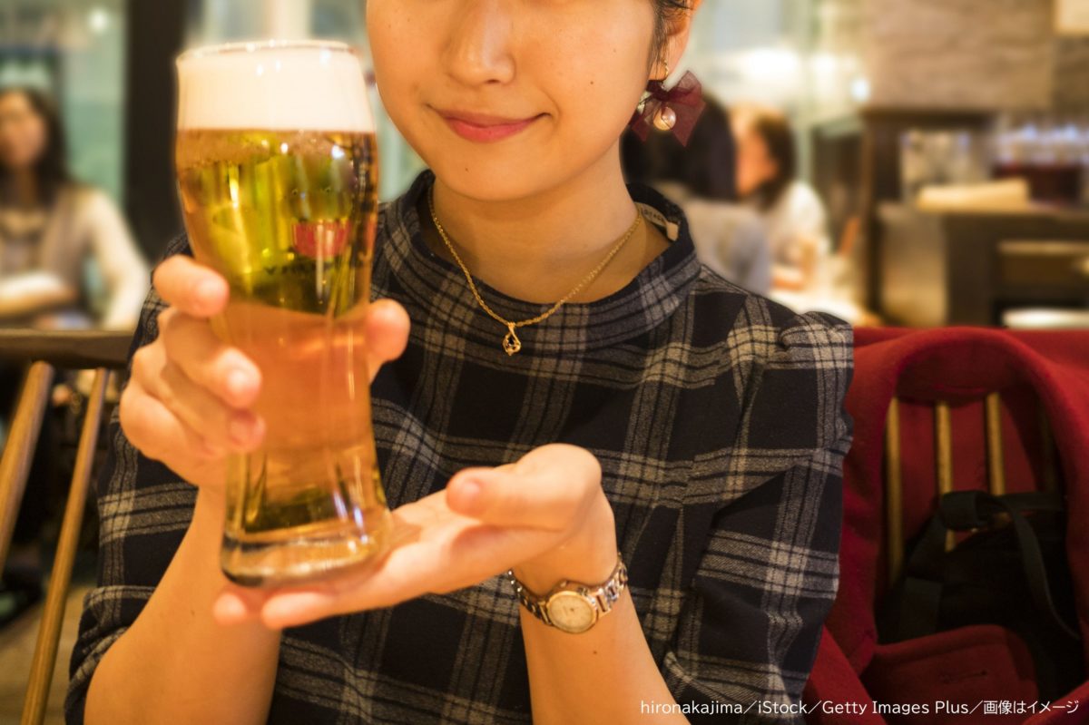 ビールグラスを持つ女性