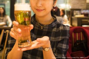 ビールグラスを持つ女性