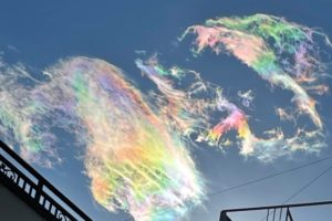 快晴の空に突如現れた「虹色の雲」が話題　じつは縁起の良い現象であった