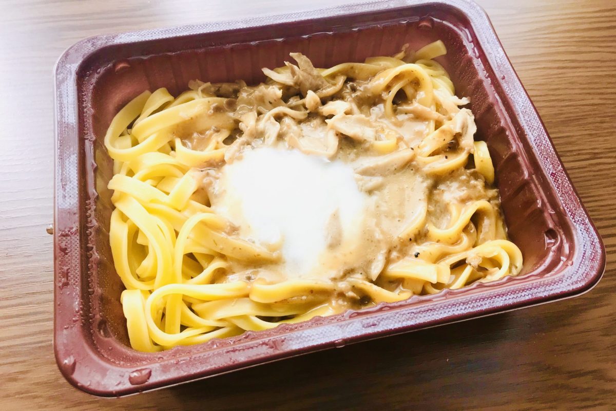 ファミマ（トリュフ香るきのこクリームの生パスタ）