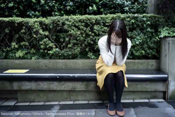 酷く落ち込む女性