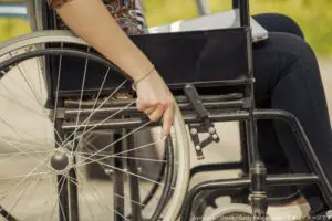 車椅子が線路にはまり動けない女性を18歳少女が救出　勇気ある行動に称賛の声