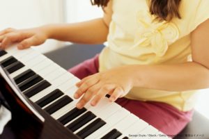 自宅火災で全身に重度のやけど負った少女　ピアノ練習に励む姿に応援の声相次ぐ
