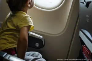 飛行中の旅客機のドアがはがれる重大事故が発生　小さな子供が吹き飛びそうに…