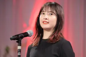 吉高由里子、生放送中“不審者”登場でパニック 「足踏んだ!」慌てて謝罪する場面も…