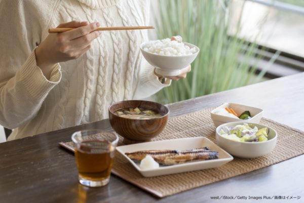 朝食を食べる女性