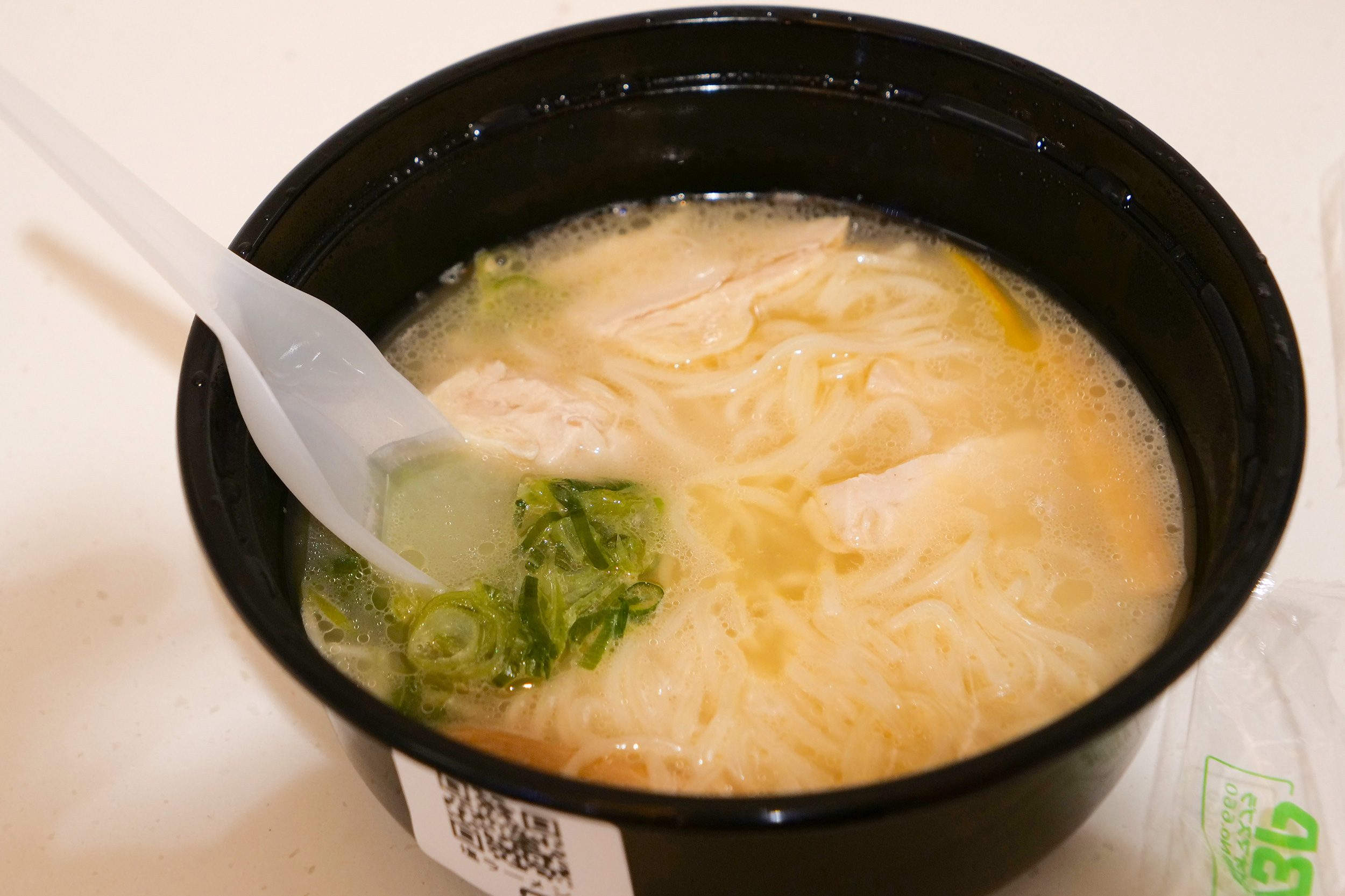 羽田空港発のラーメン自販機 今度は東京駅に設置 実際にラーメンを食べてみると Sirabee