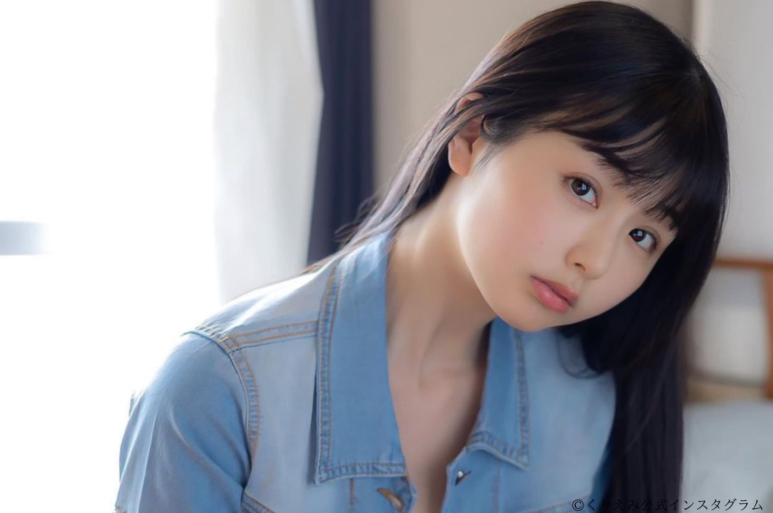 くりえみ ノーブラでデニムのジャケットを着て誘惑 覗き込むような顔が艶やか Sirabee2425kuriemi1