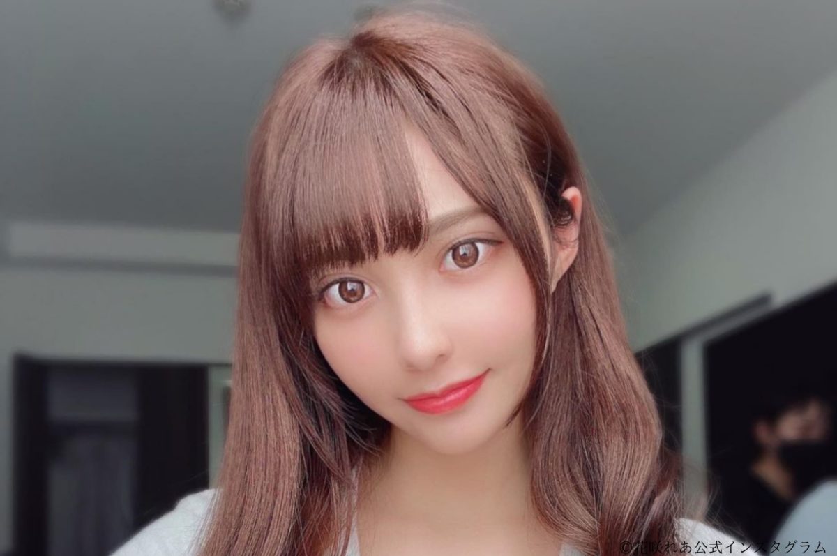 花咲れあ バスローブに巻き髪のお色気ショット披露 谷間チラ見せして誘惑 Sirabee