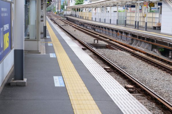 南新宿駅ホーム