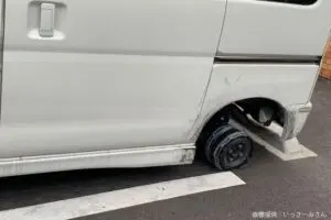 コンビニ駐車場で遭遇した車、ありえない後輪にゾッとした…　「どう走ってきたの？」と全国のドライバー驚き