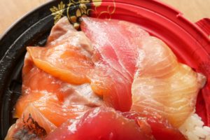 魚屋の海鮮漬け丼