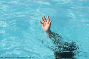 8歳少女がプールの取水口に吸い込まれ死亡　遺体引き出しまでに13時間