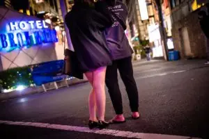 新宿歌舞伎町などで問題となる「路上売春」　厳しい取締り求める割合は…