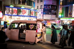 夜になると次々集まる「移動販売車」…　歌舞伎町のど真ん中が屋台村化？　