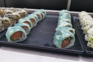 ドバイで一番人気の「寿司食べ放題」がヤバすぎた　カラフルすぎる巻物に失神寸前