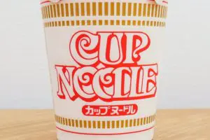 カップヌードル公式推奨の食べ方、完全にイカれてると話題に　「公式大丈夫？」と心配の声も…