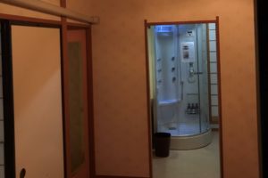 旅行で温泉宿に宿泊した家族　客室に設置された「シャワールーム」に衝撃受ける…