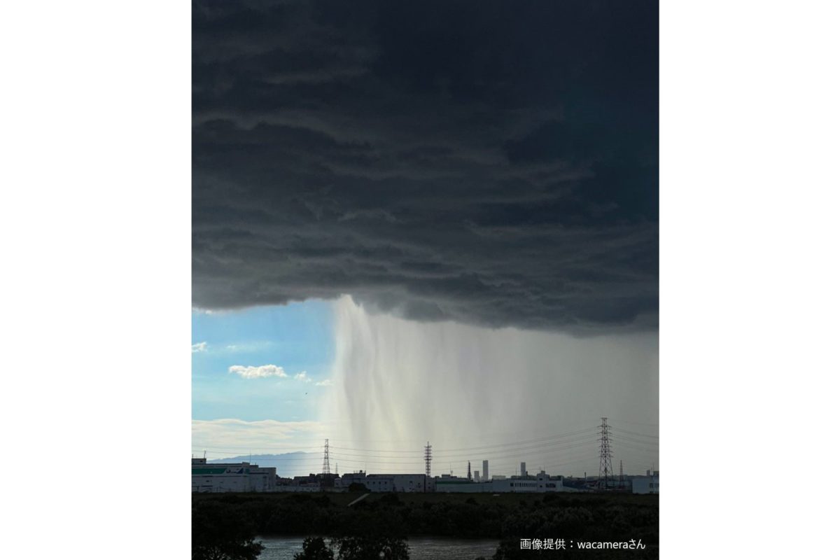 日中に撮影された とんでもない雨柱 の写真 滝のような雨の先に映る光景に Sirabee