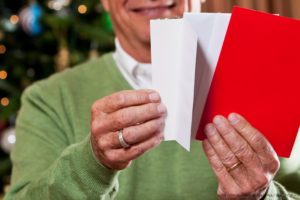 妻の死を嘆く90代男性に1万5千通超のクリスマスカード　世界から温かい心が届く