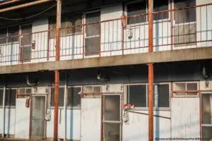 人気芸人、ボロアパートで“他の住民見たことない”まさかの理由　「めっちゃ怖くない？」