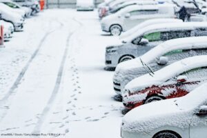 雪が降ったとき、日本人の5割以上が経験していること　「雪を集めて…」
