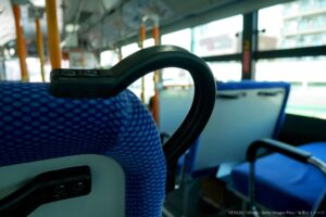 混雑するバスで女性が2席をキープ　注意されるも逆ギレする姿に批判続々