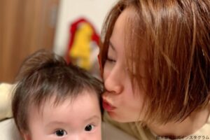 鈴木亜美、生後6ヶ月の長女に顔をすり寄せ…　「そっくり」ファンもメロメロ