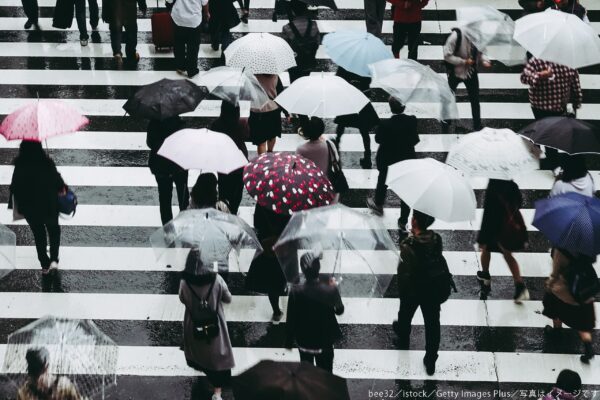 雨・歩行者・傘・梅雨