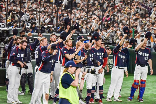 試合後日本代表へ一礼するWBC・チェコ共和国代表