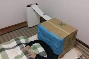 布団に横たわる男性、変わり果てた頭部に目を疑う…　天才すぎる「花粉症対策」が話題