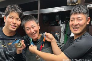 元木大介コーチ、岡本和真にWBC金メダルかけられ満面の笑み　「お疲れ様やで」