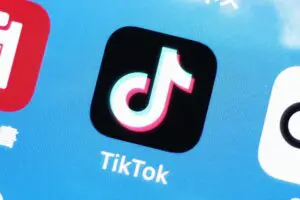 TikTokの新トレンドが大炎上　子供の頭で卵の殻を割る動画に非難相次ぐ