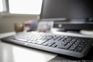 日中に感じる眠気の正体？　約7割が感じている「睡眠」にまつわる不安