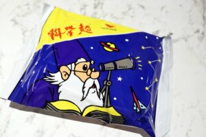 台湾のコンビニで見つけた謎の袋麺　「科学」要素0のパワー系ラーメンだった…