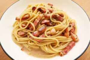 二つ星イタリアン元料理人の「ベーコンチーズパスタ」が絶品　ワンパンパスタの弱点を克服