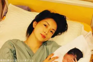 長谷川京子、11年前の出産直後の写真公開　「子育ての大先輩」母の姿も