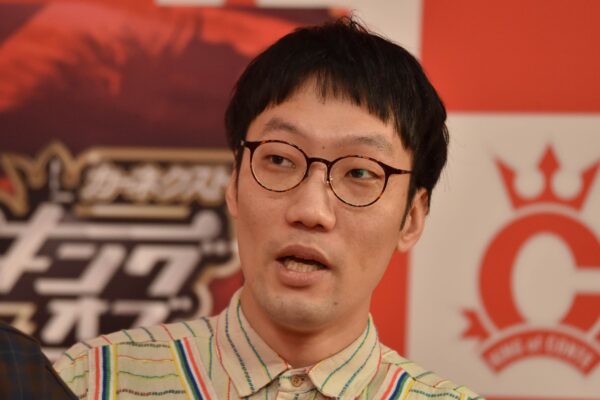 男性ブランコ・平井まさあき