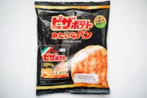 ファミマ、人気スナック菓子がパンになって登場　「唯一無二の味わいを楽しめる」