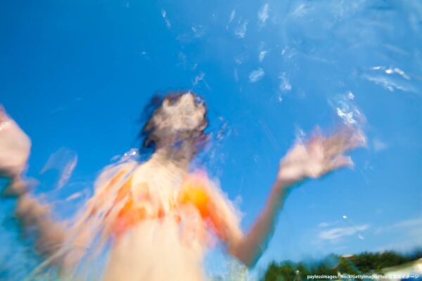 プールの水着女性