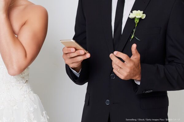 結婚式・新郎・新婦・花婿・花嫁・スマホ・携帯電話