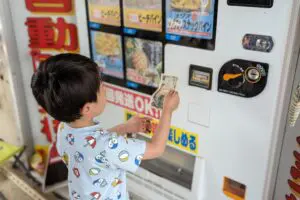 石垣島にある「パイナップル自販機」が最高すぎた　果物嫌いの子供が夢中になったその味とは