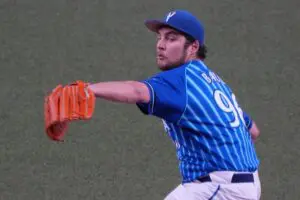 バウアー、まさかの“キャップ投げ野球”に挑戦　ファン「微笑ましい」