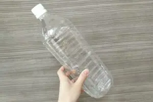 警視庁が教える、ペットボトルに水をこぼさず入れる方法　変幻自在なアレが「もしも」のときに便利