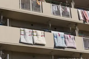マンション上階住人の洗濯物がベランダを覆う　管理会社の対応に「激おこ」